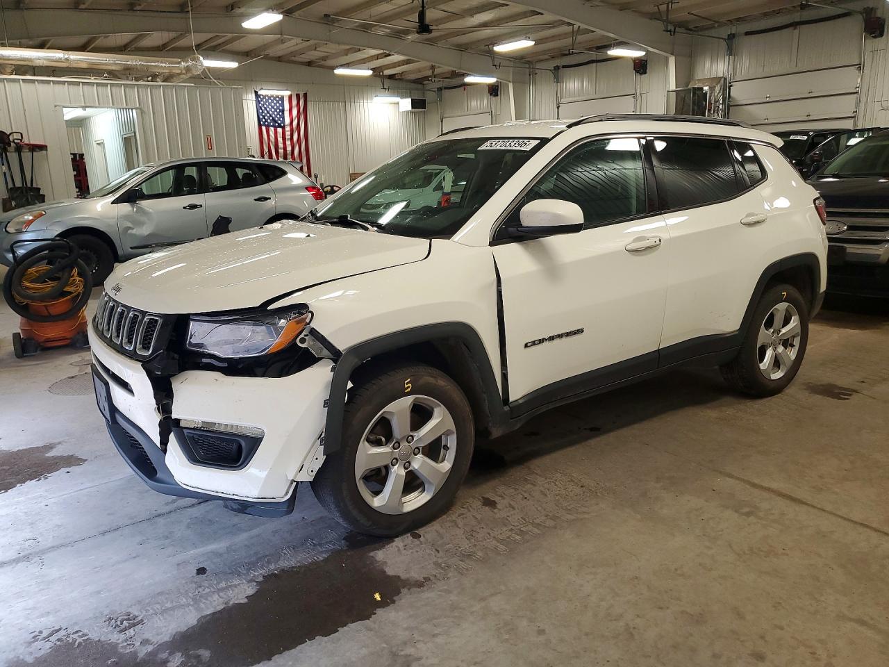 2020 Jeep Compass Latitude - zdjęcie główne