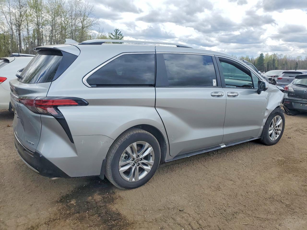 2025 Toyota Sienna Le - zdjęcie 3