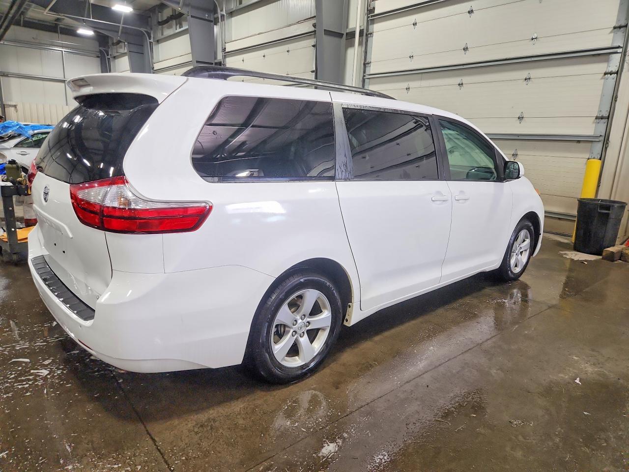 2017 Toyota Sienna Le - zdjęcie 3