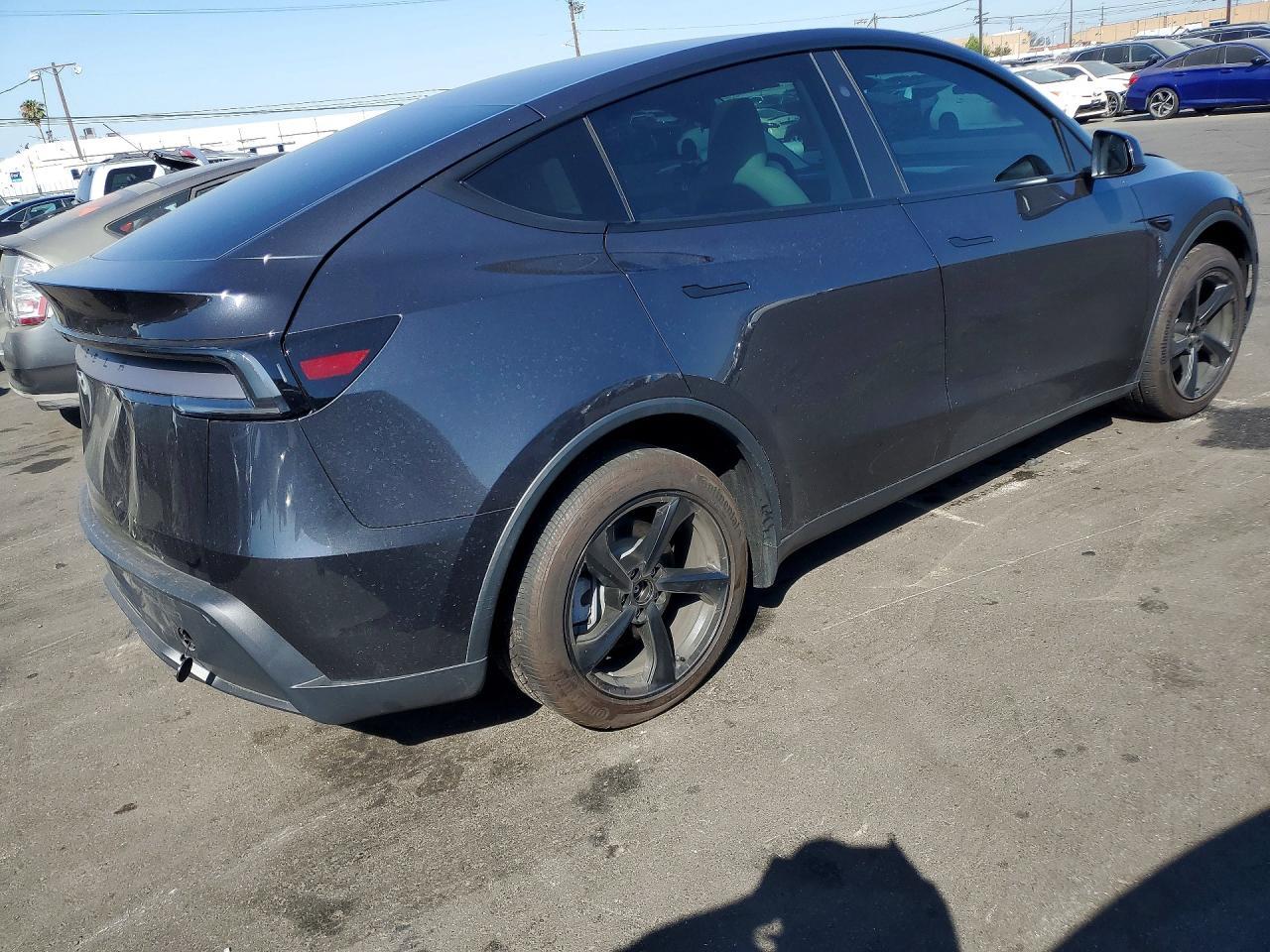 2026 Tesla Model Y - zdjęcie 3