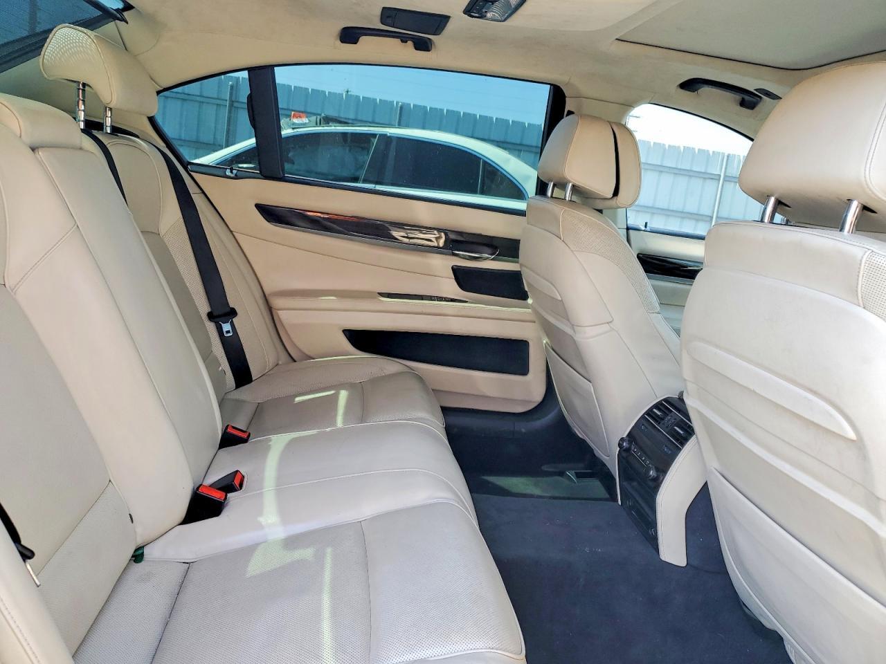 2015 BMW 750 Li - zdjęcie 10