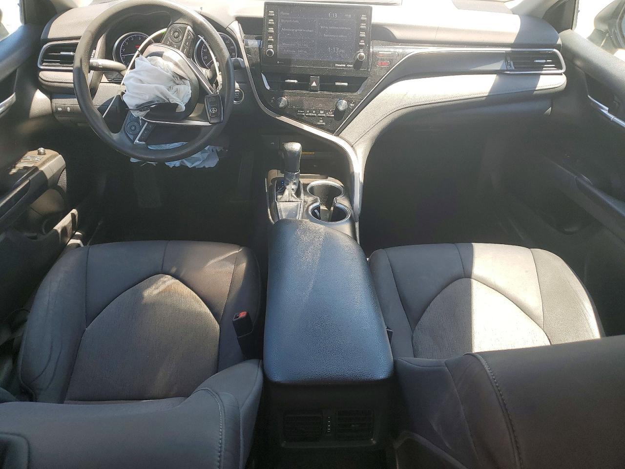 2021 Toyota Camry Le - zdjęcie 8