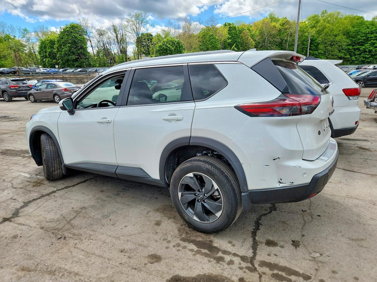 2024 Nissan Rogue Sv - zdjęcie 2