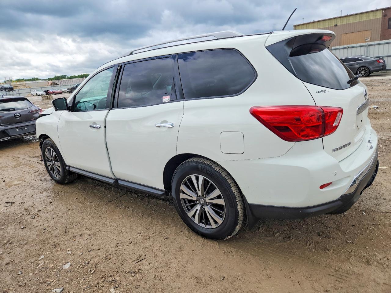 2017 Nissan Pathfinder - zdjęcie 2