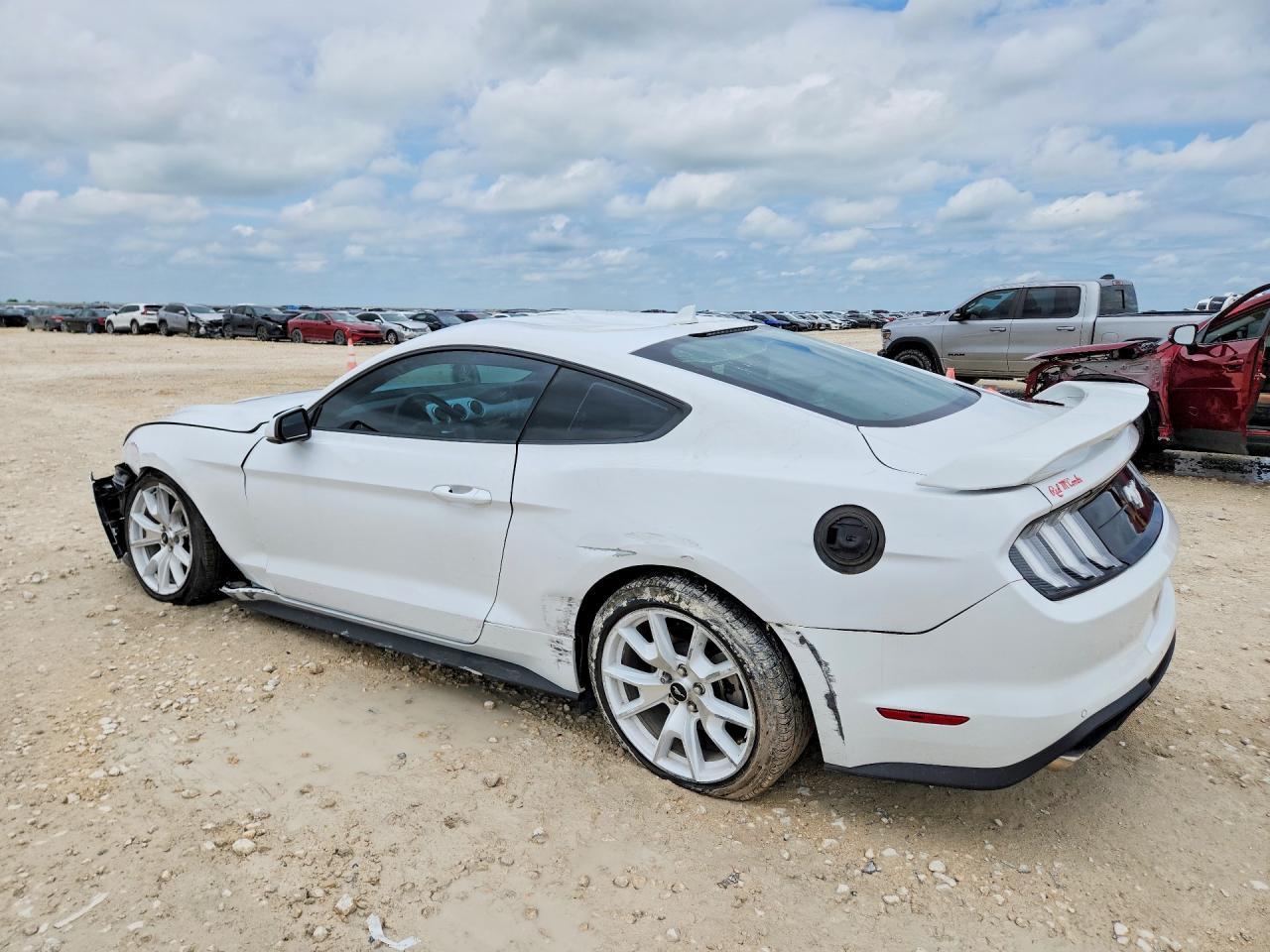 2022 Ford Mustang - zdjęcie 2