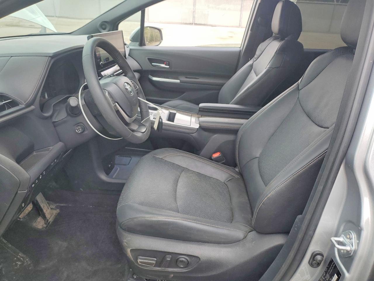 2025 Toyota Sienna Le - zdjęcie 7