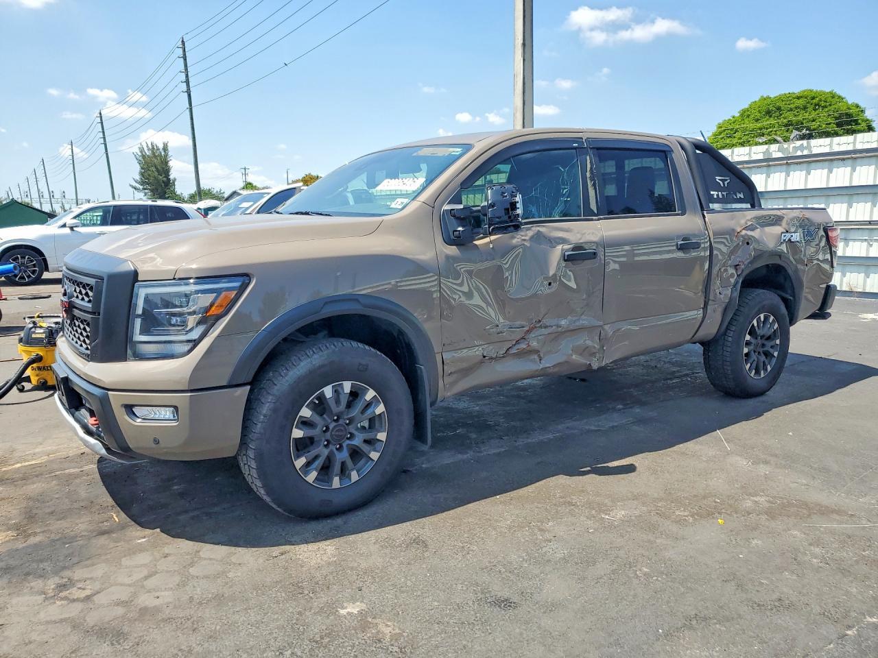 2024 Nissan Titan Pro-4X - zdjęcie główne