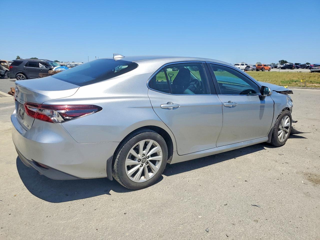2021 Toyota Camry Le - zdjęcie 3