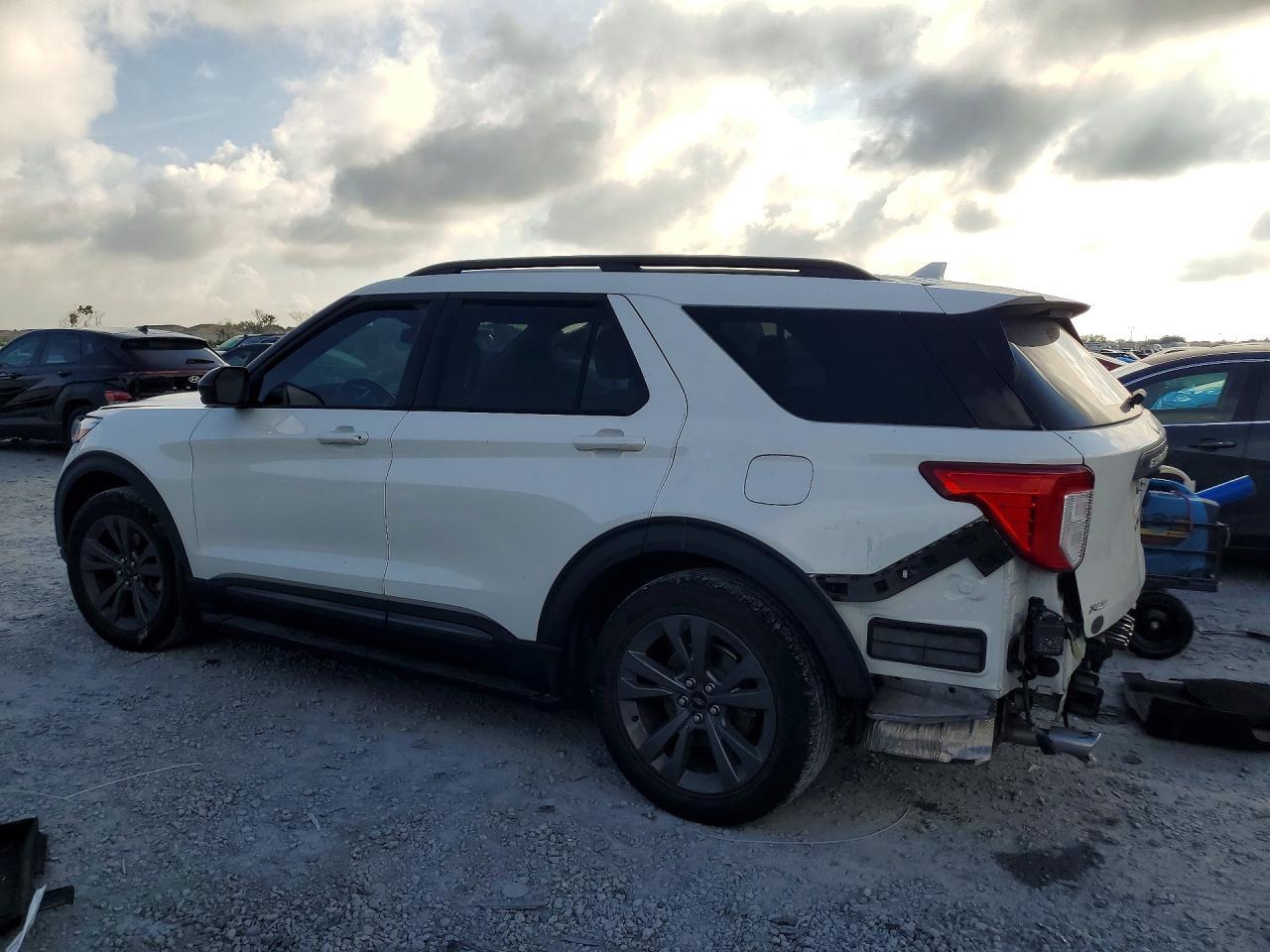 2023 Ford Explorer Xlt - zdjęcie 2