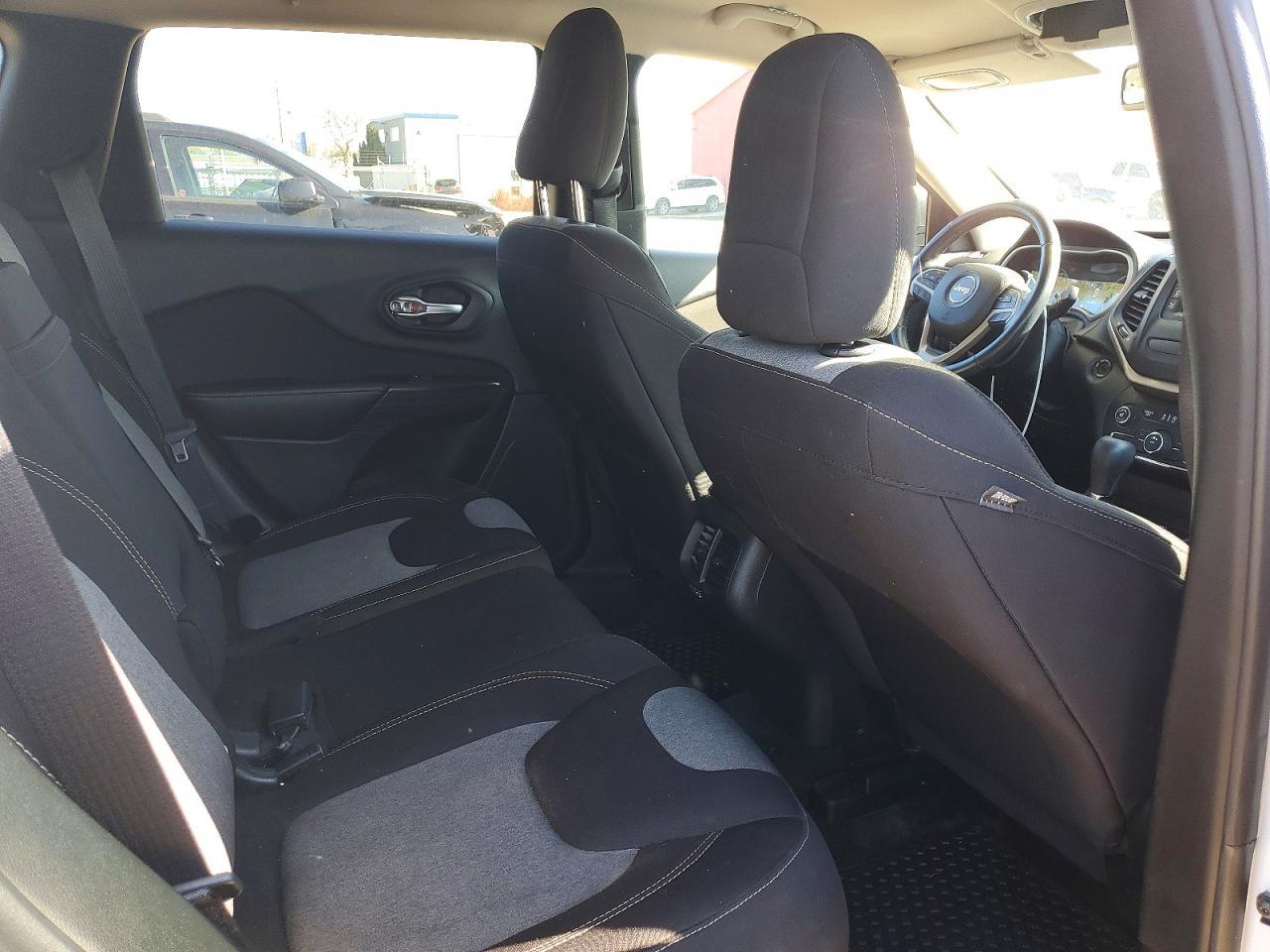 2016 Jeep Cherokee Sport - zdjęcie 11
