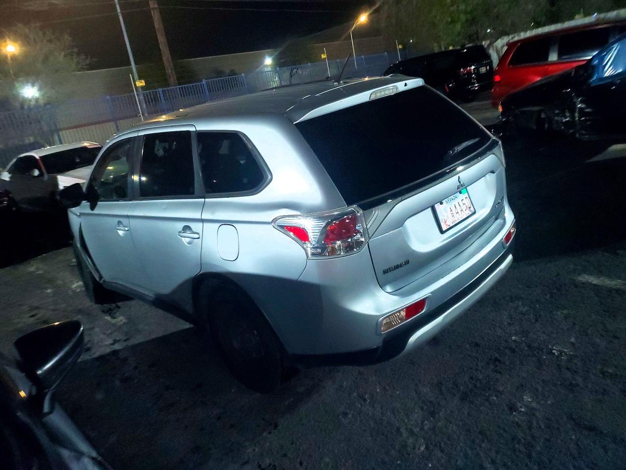 2015 Mitsubishi Outlander Es - zdjęcie 2