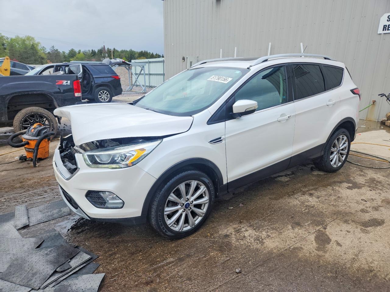 2017 Ford Escape Titanium - zdjęcie główne