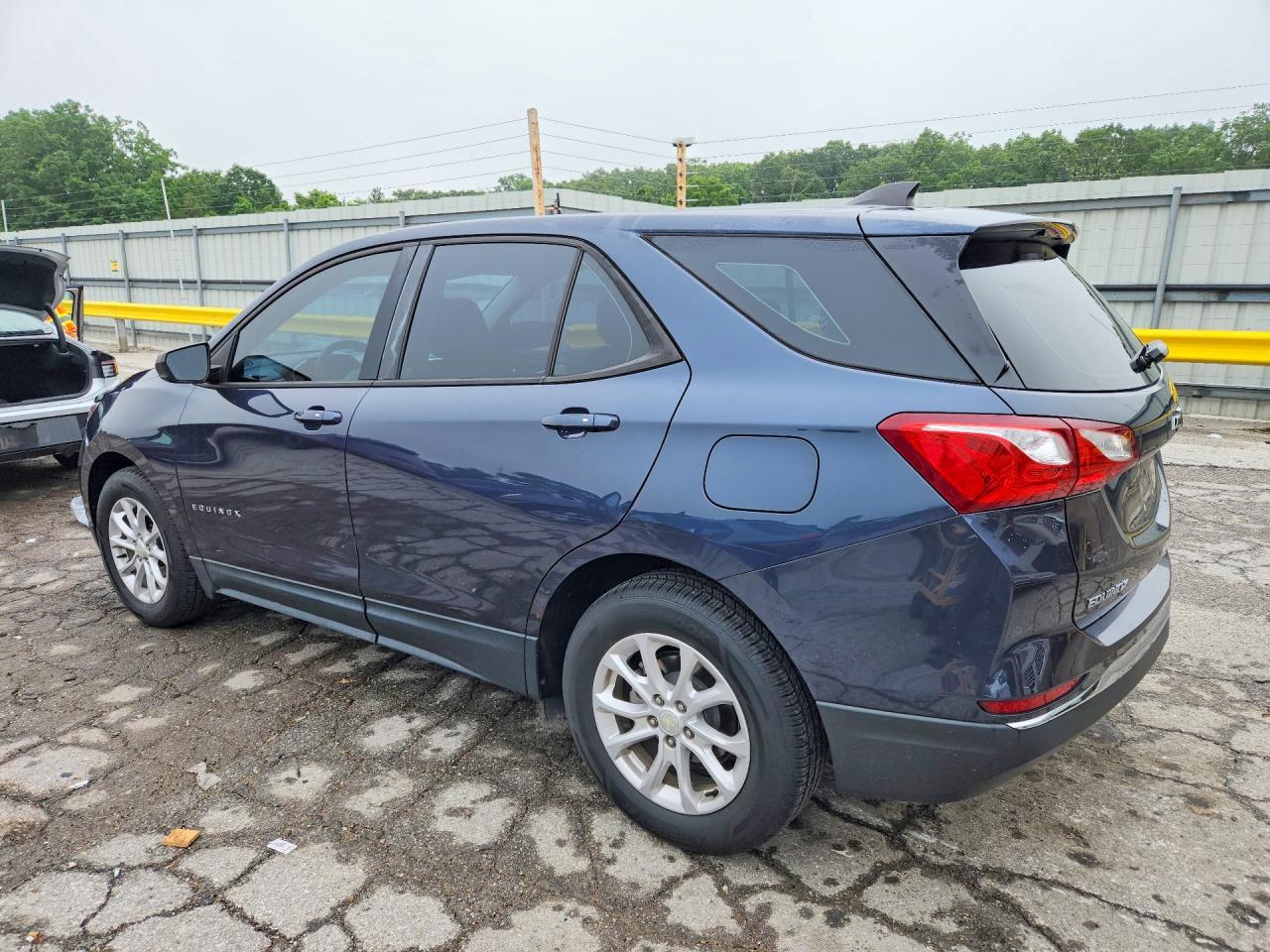 2018 Chevrolet Equinox Ls - zdjęcie 2