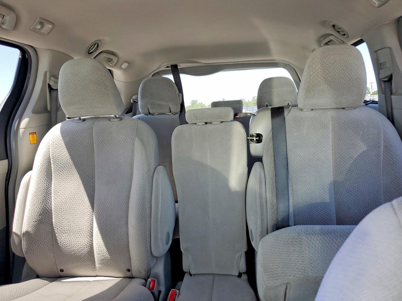 2013 Toyota Sienna Le - zdjęcie 10