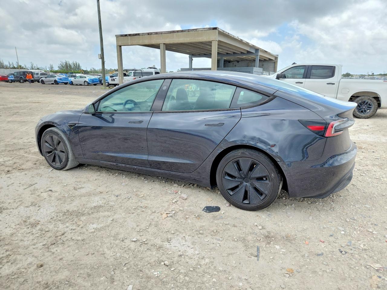 2025 Tesla Model 3 - zdjęcie 2