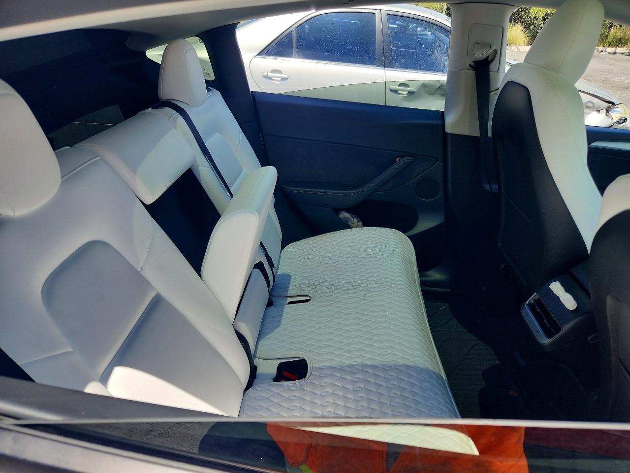 2024 Tesla Model Y - zdjęcie 11