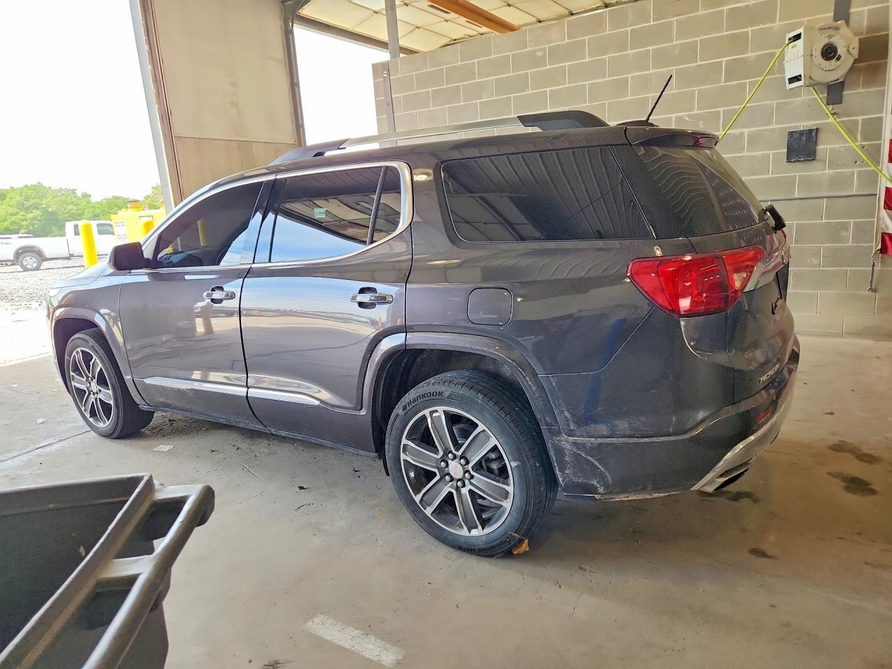2018 GMC Acadia Denali - zdjęcie 2