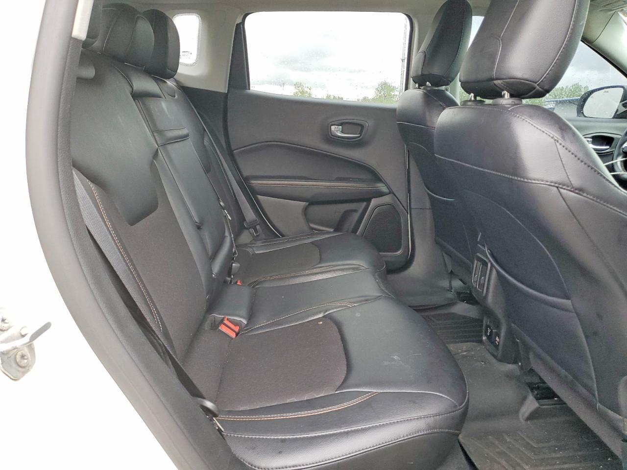2017 Jeep Compass Latitude - zdjęcie 11