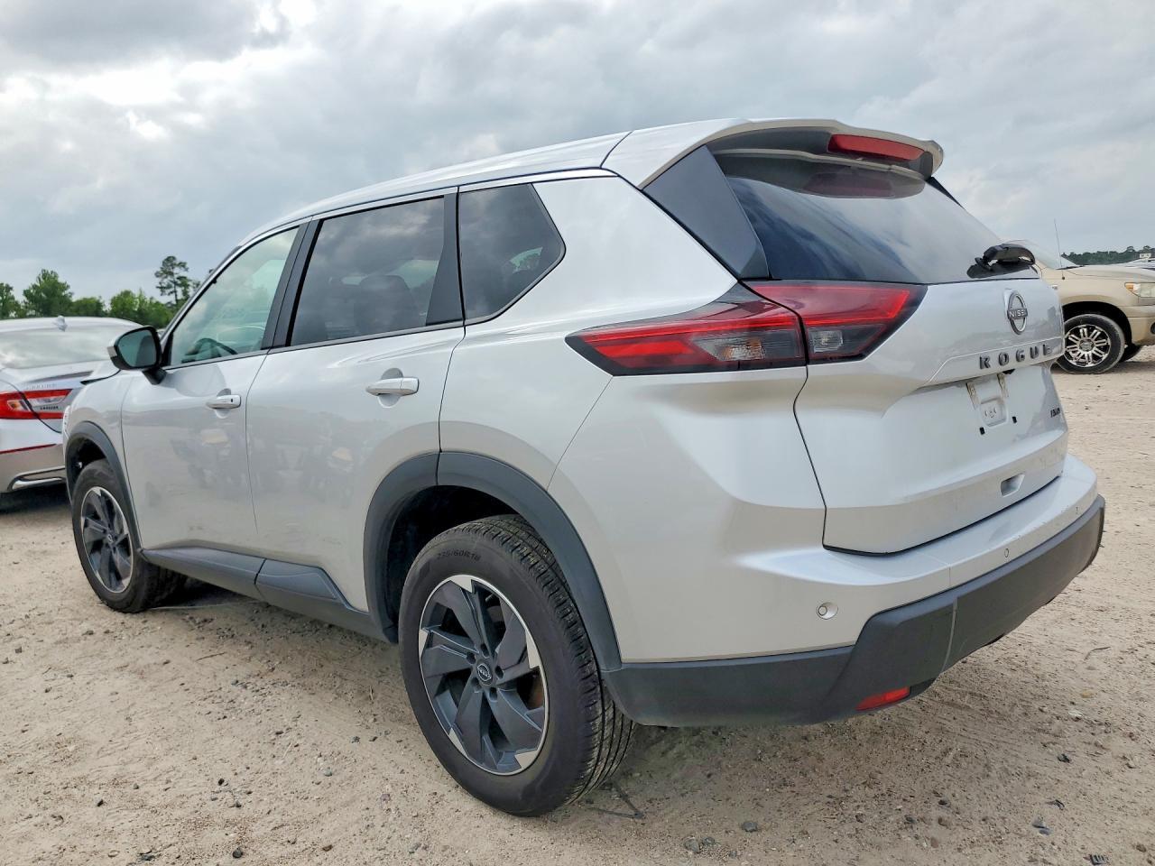 2025 Nissan Rogue Sv - zdjęcie 2