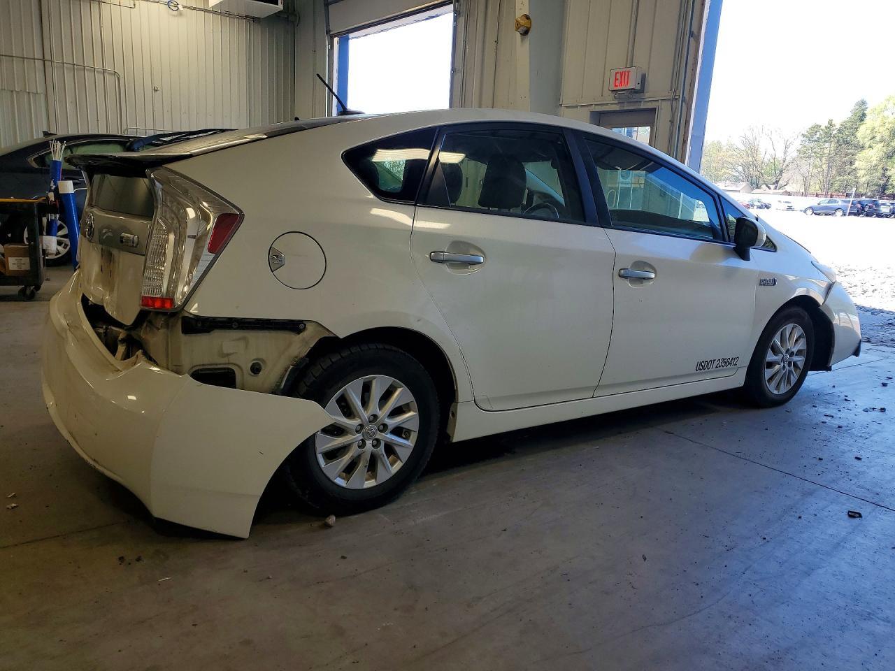 2013 Toyota Prius Plug-In Hybrid Base - zdjęcie 3