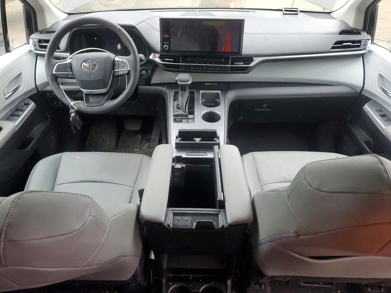 2026 Toyota Sienna Le - zdjęcie 8