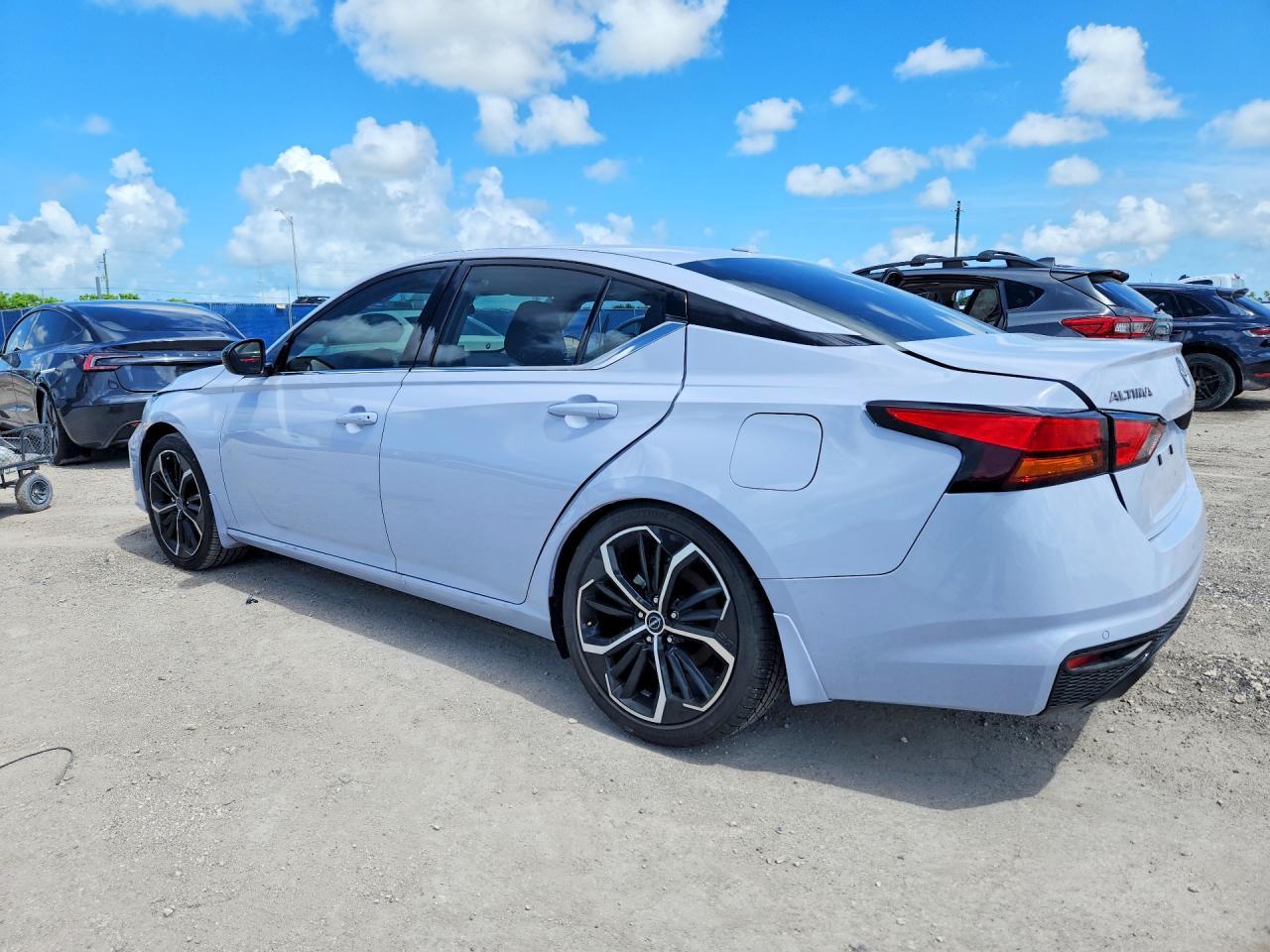 2025 Nissan Altima Sr - zdjęcie 2