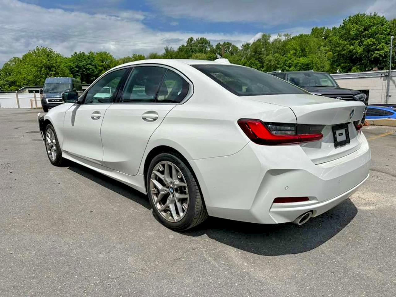 2026 BMW 330I - zdjęcie 2