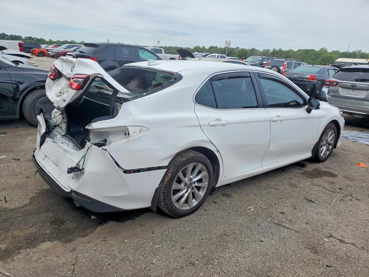 2023 Toyota Camry Le - zdjęcie 3