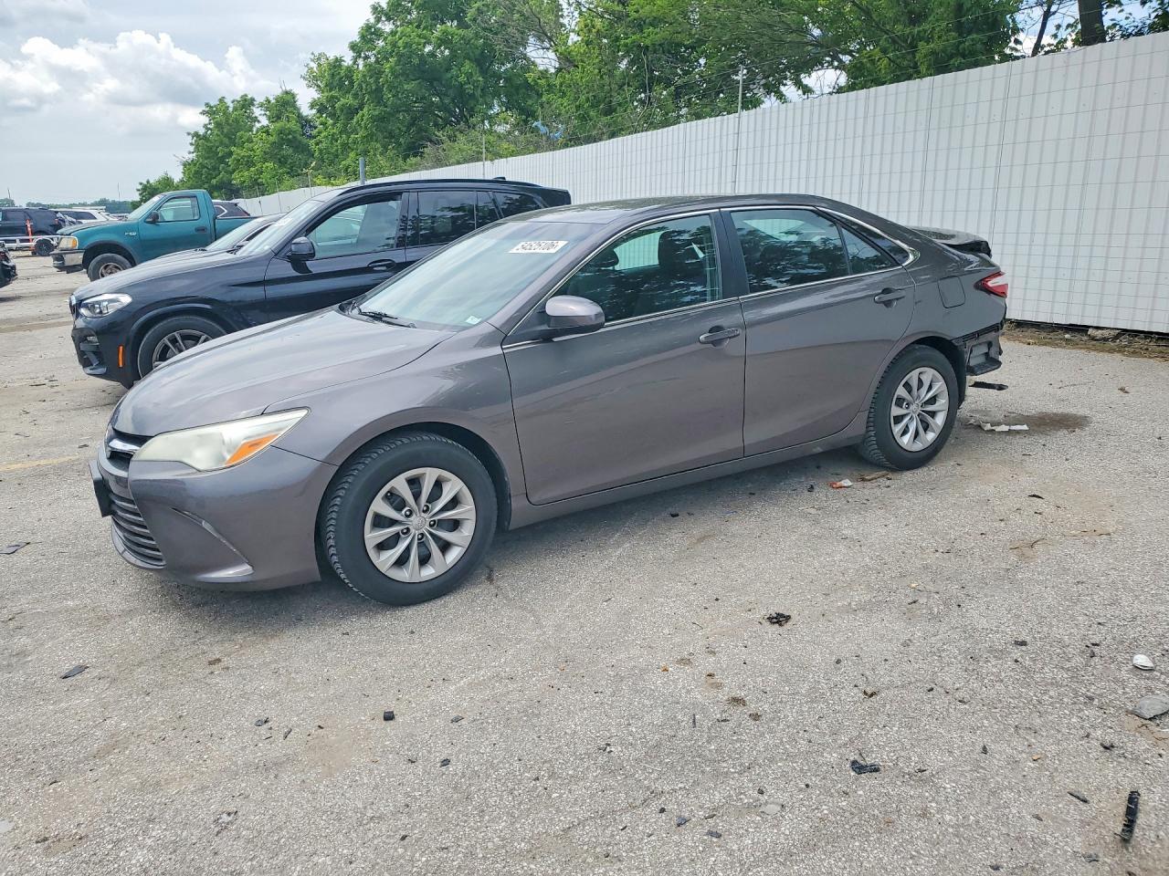 2016 Toyota Camry Le - zdjęcie główne