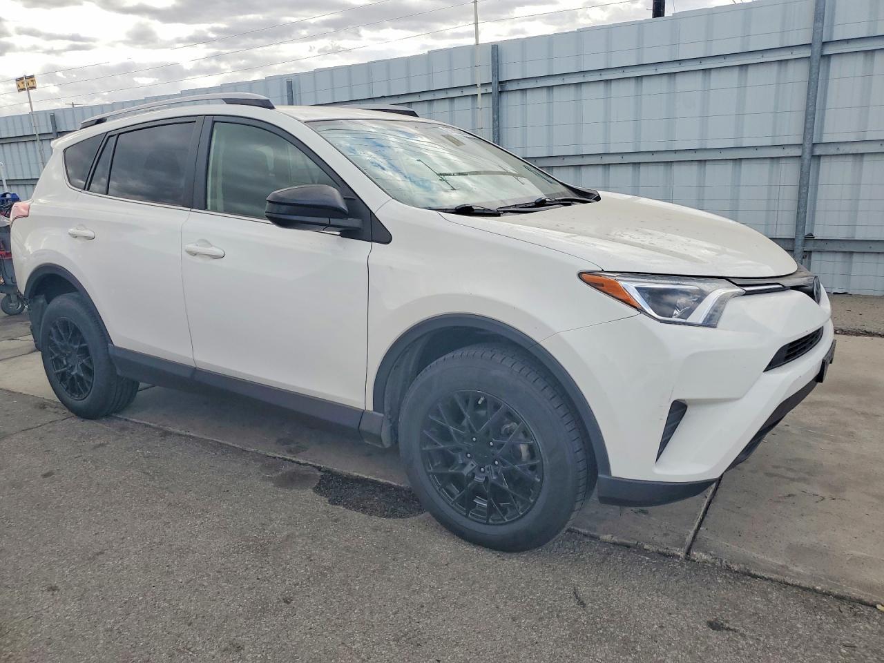2017 Toyota Rav4 Le - zdjęcie 4