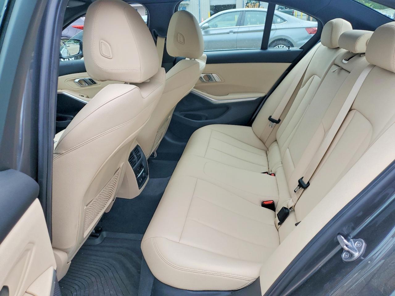 2020 BMW 330Xi - zdjęcie 10