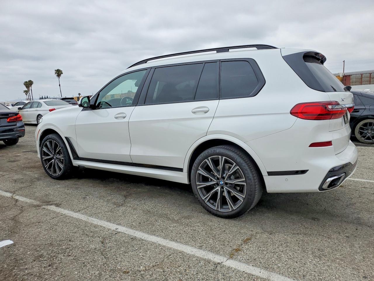 2022 BMW X7 xDrive40I - zdjęcie 2