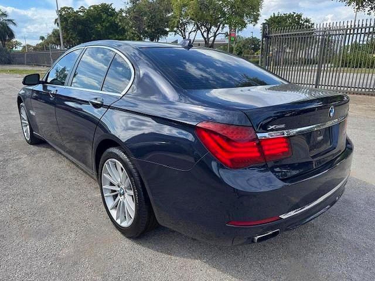 2015 BMW 750 Xi - zdjęcie 2