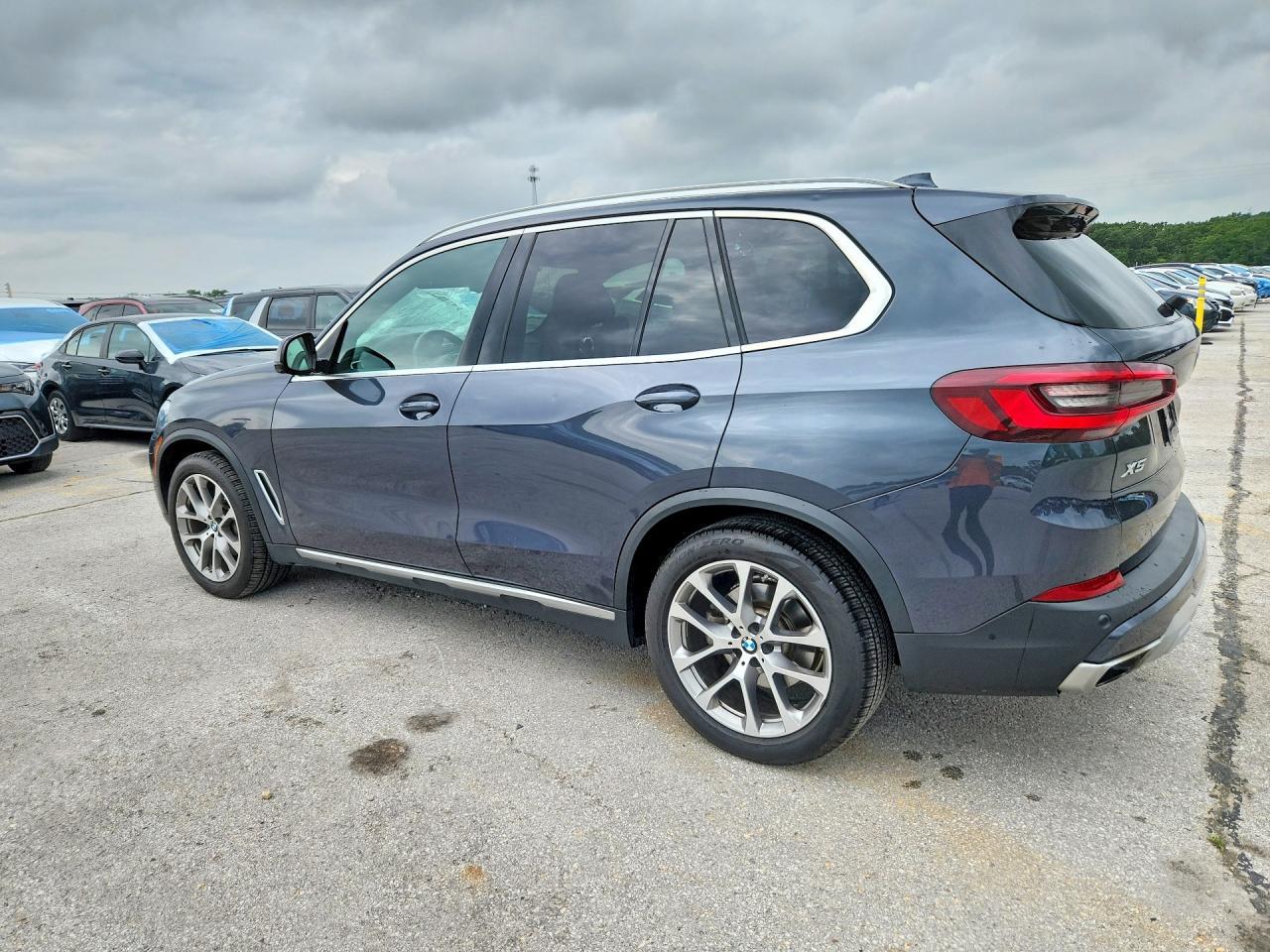 2021 BMW X5 xDrive40I - zdjęcie 2
