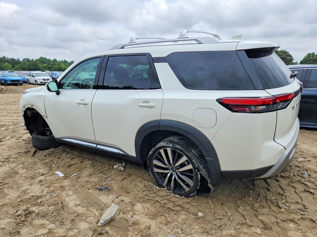 2022 Nissan Pathfinder Platinum - zdjęcie 2