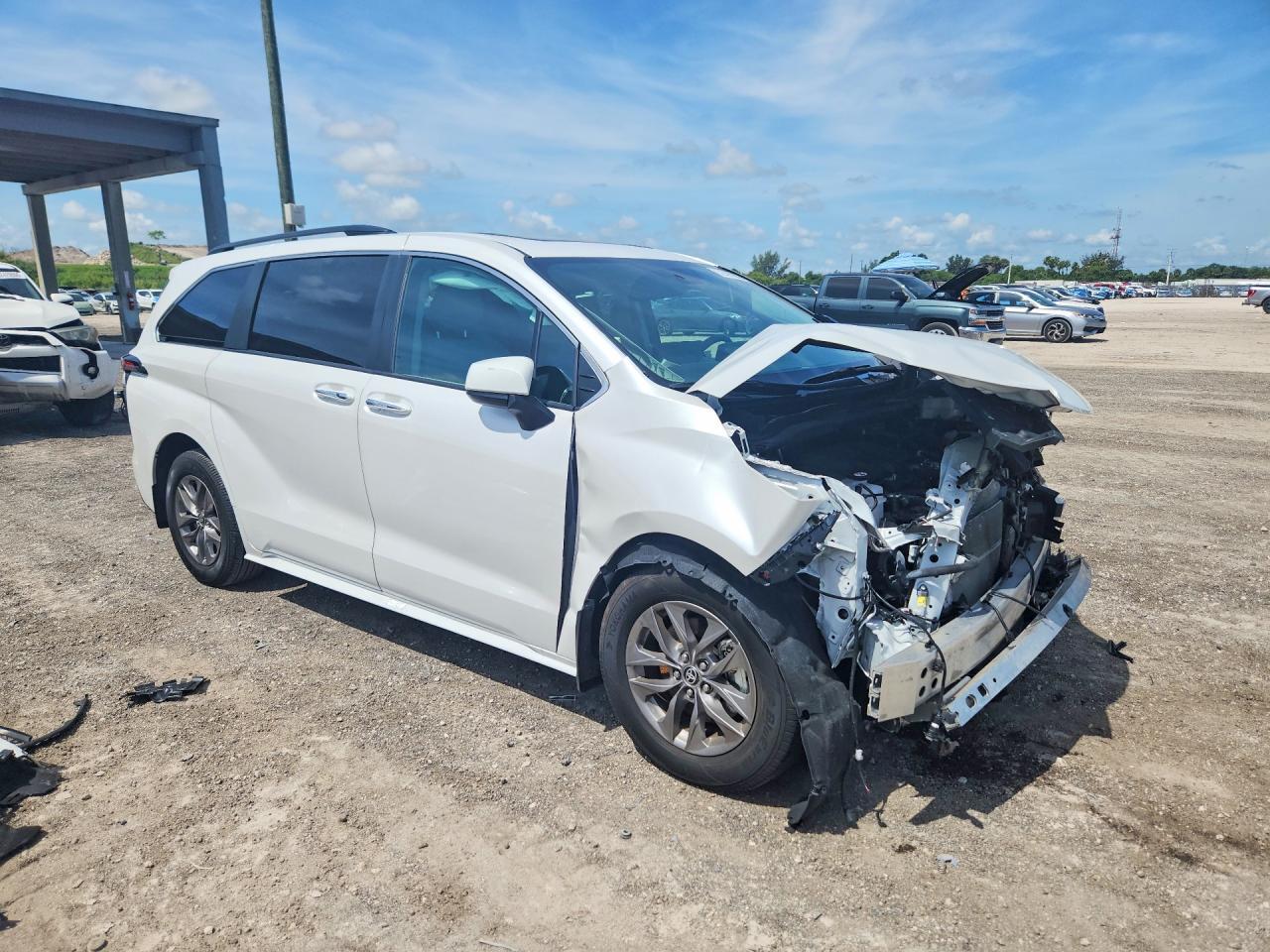 2024 Toyota Sienna Xle - zdjęcie 4