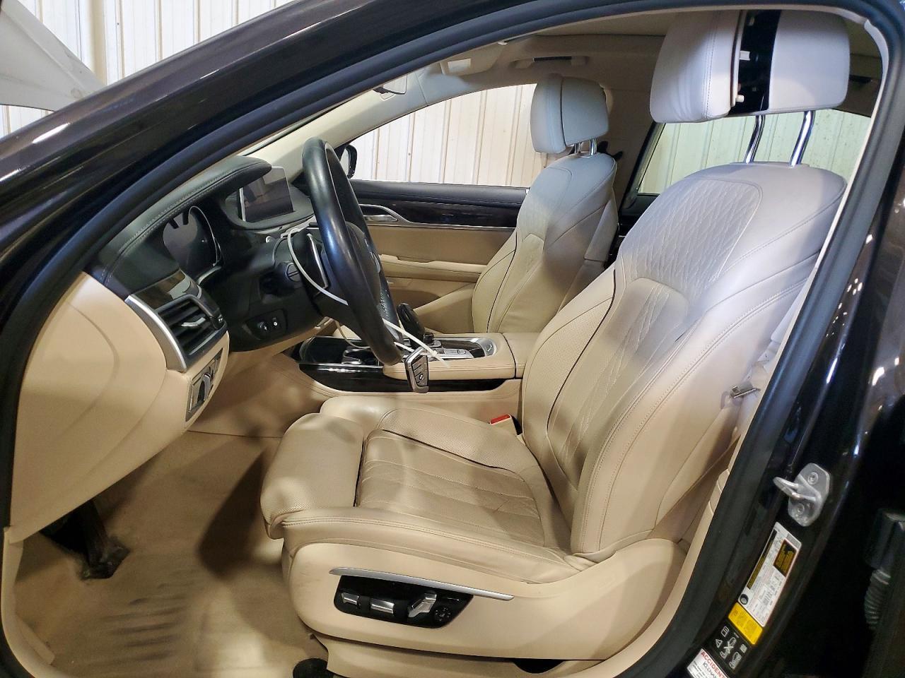 2016 BMW Seria 7 750i - zdjęcie 7