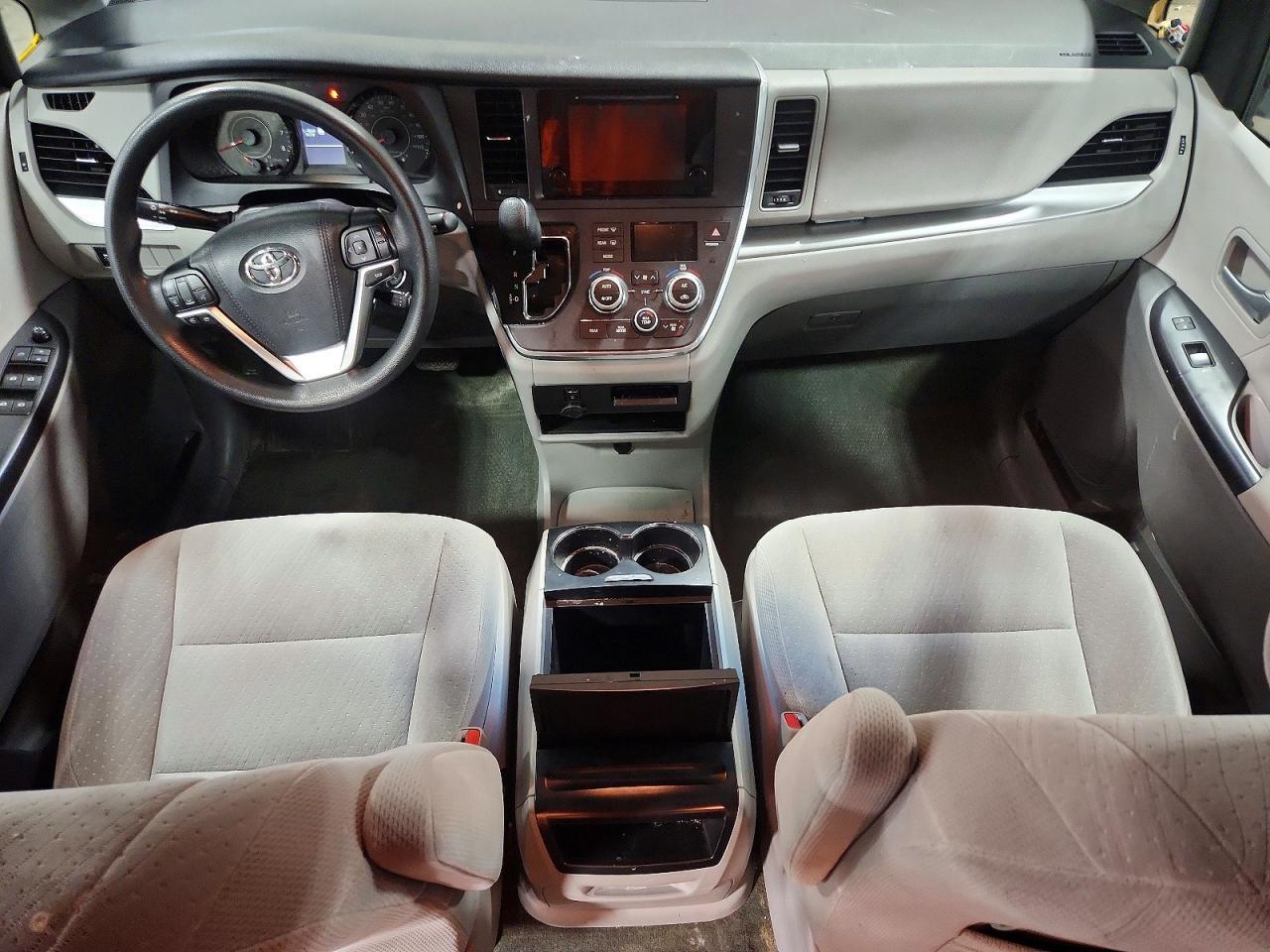 2017 Toyota Sienna Le - zdjęcie 8