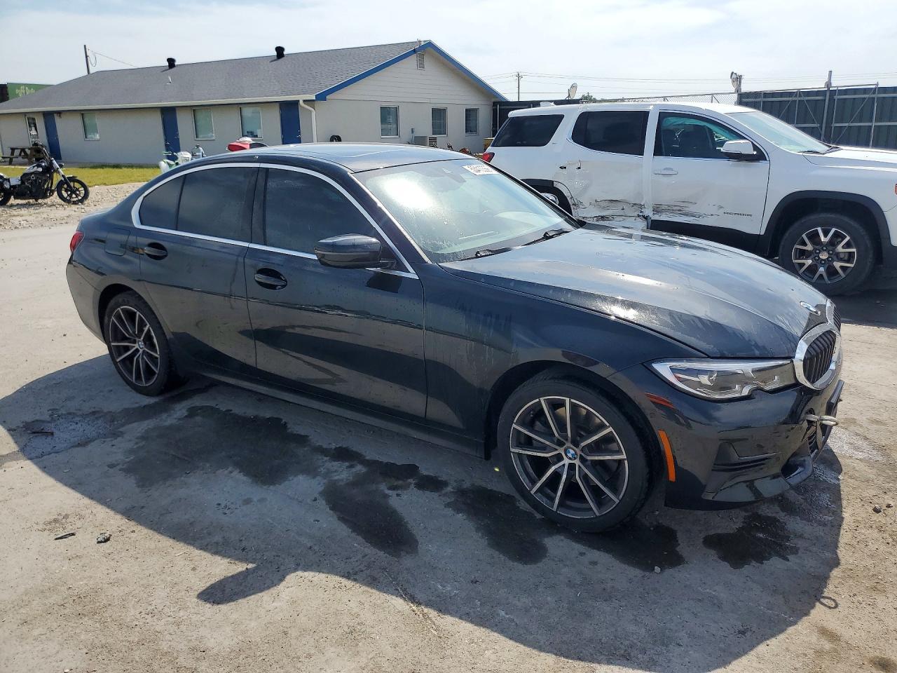 2021 BMW 330Xi - zdjęcie 4