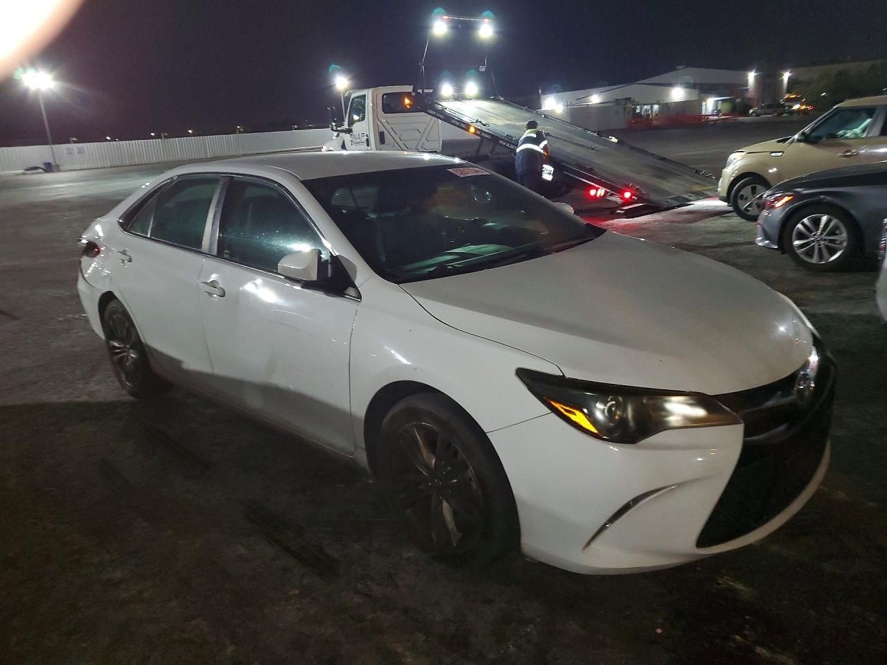 2017 Toyota Camry Se - zdjęcie 4