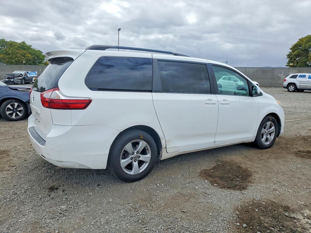 2015 Toyota Sienna Le - zdjęcie 3