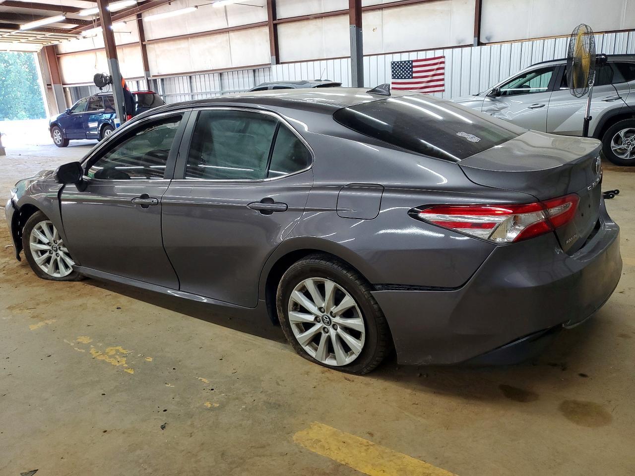 2020 Toyota Camry Le - zdjęcie 2