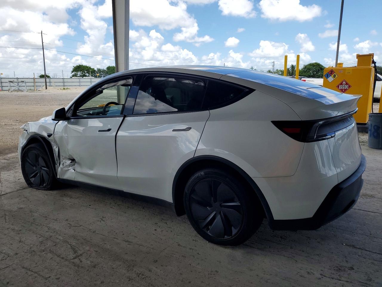 2026 Tesla Model Y - zdjęcie 2