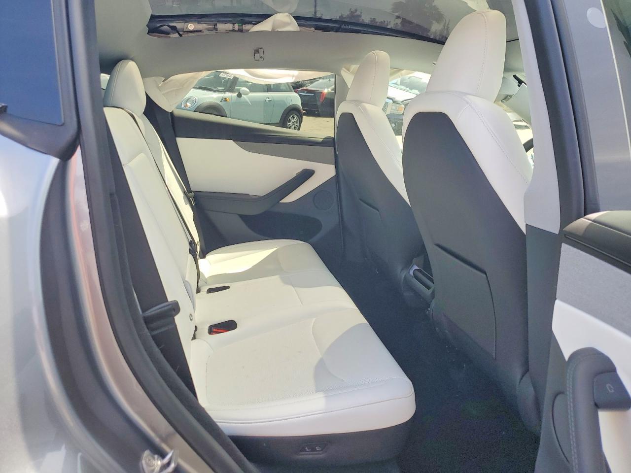2026 Tesla Model Y - zdjęcie 11