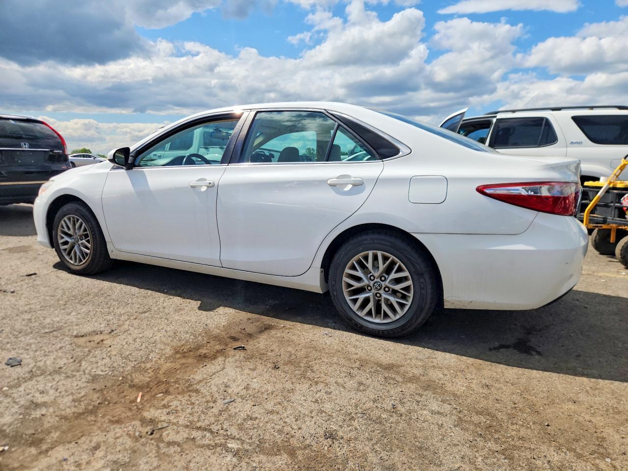 2017 Toyota Camry Le - zdjęcie 2