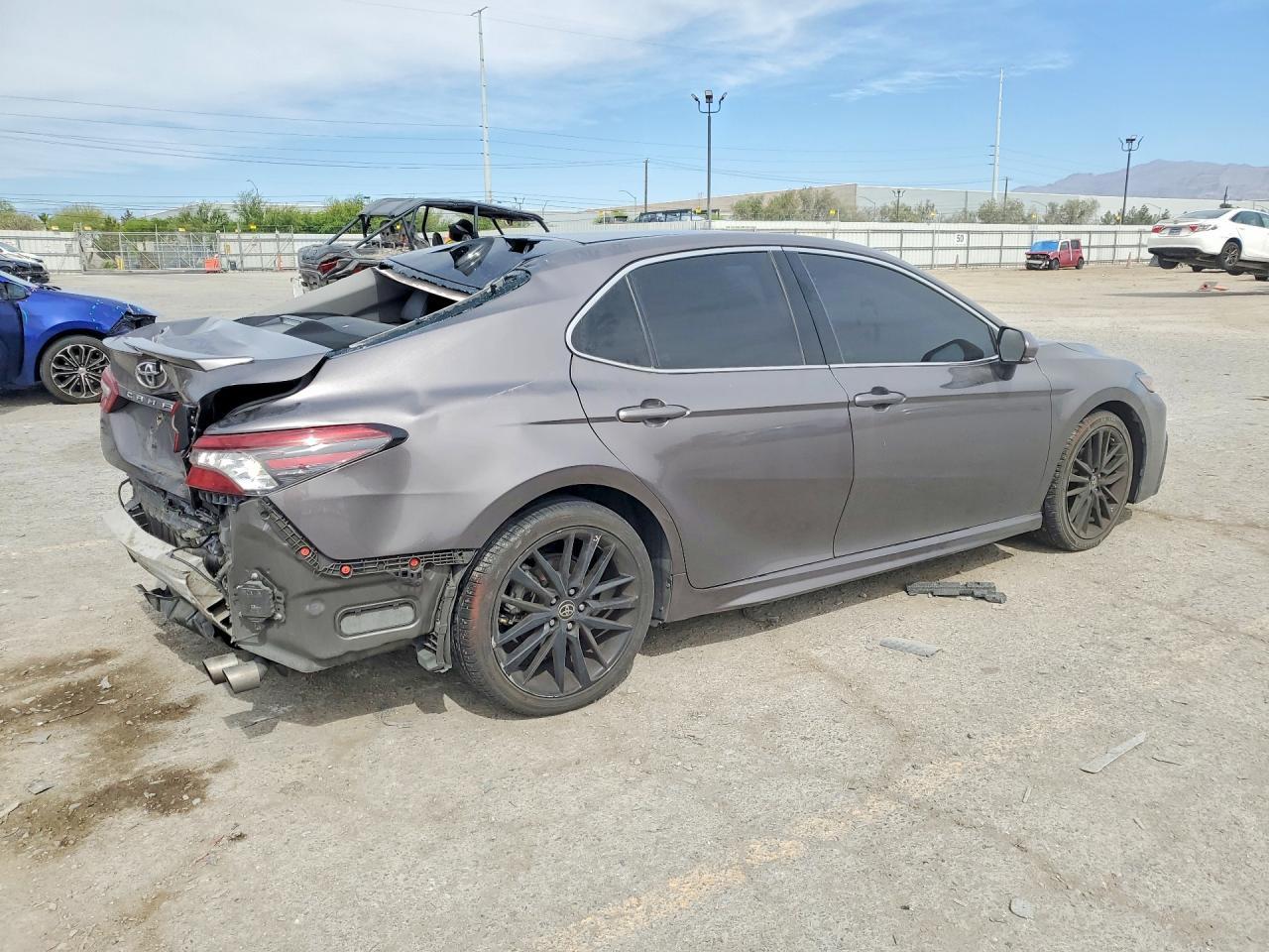 2021 Toyota Camry Xse - zdjęcie 3