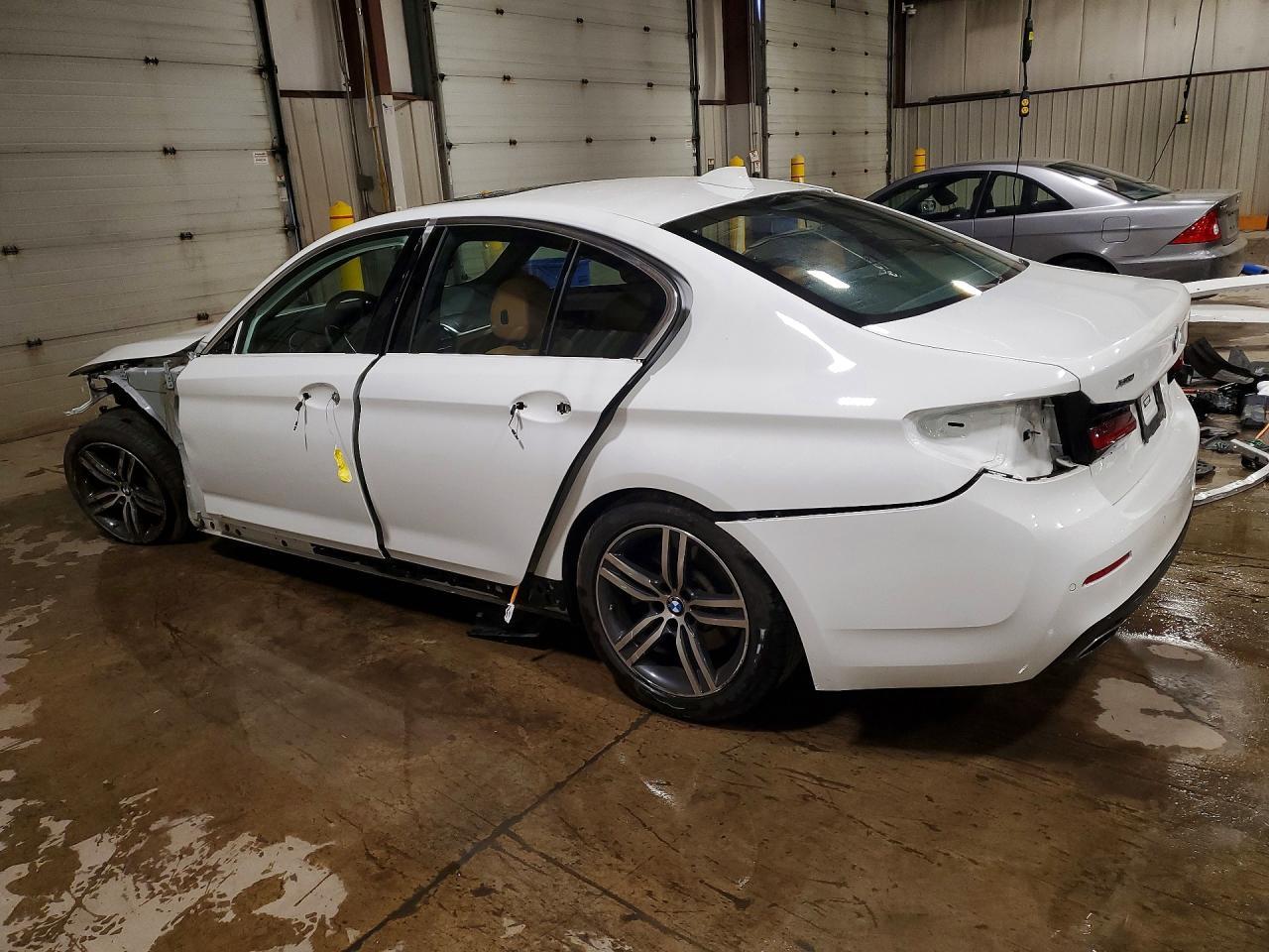 2022 BMW 530 Xi - zdjęcie 2
