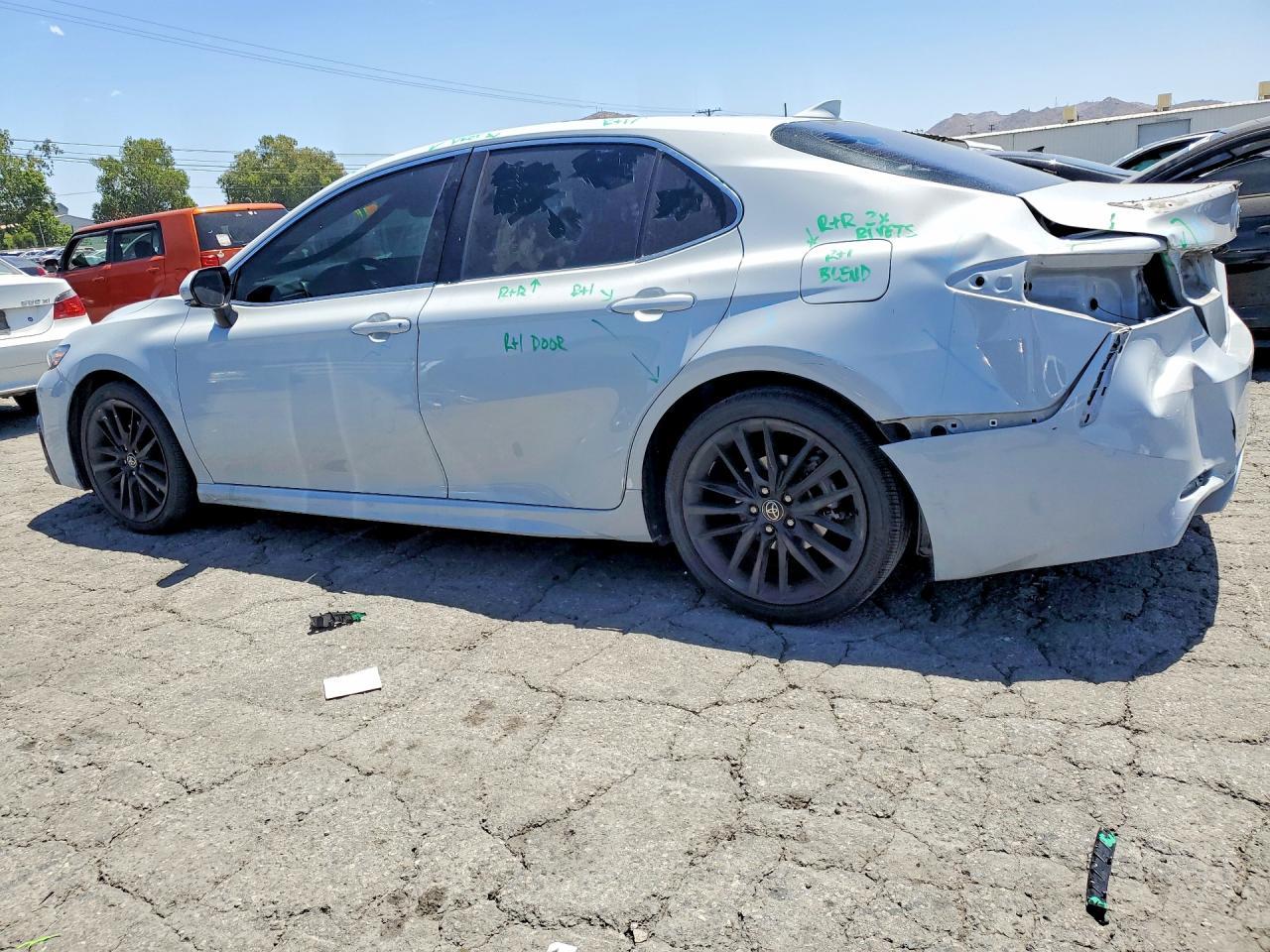 2022 Toyota Camry Xse - zdjęcie 2