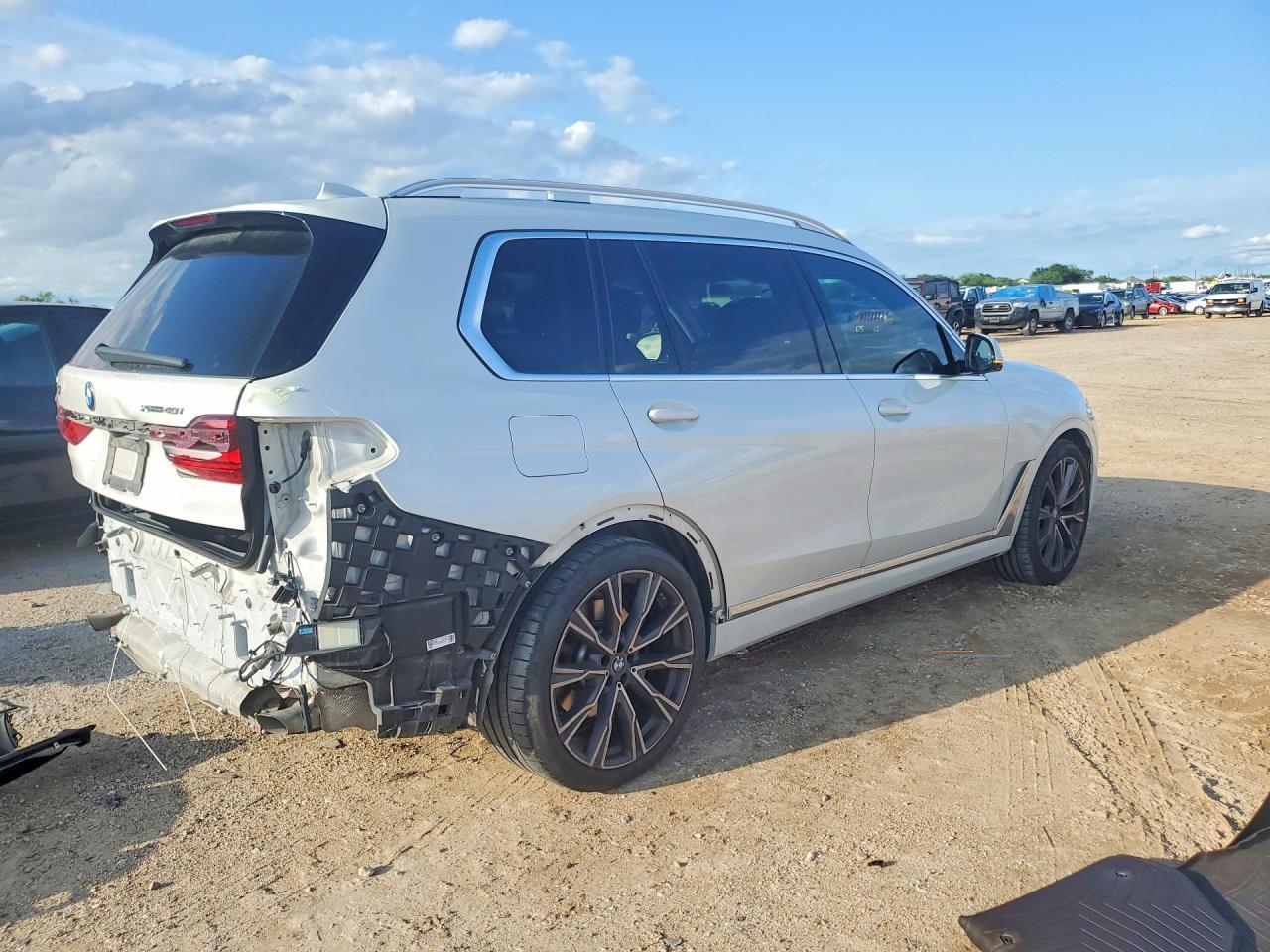 2021 BMW X7 xDrive40I - zdjęcie 3