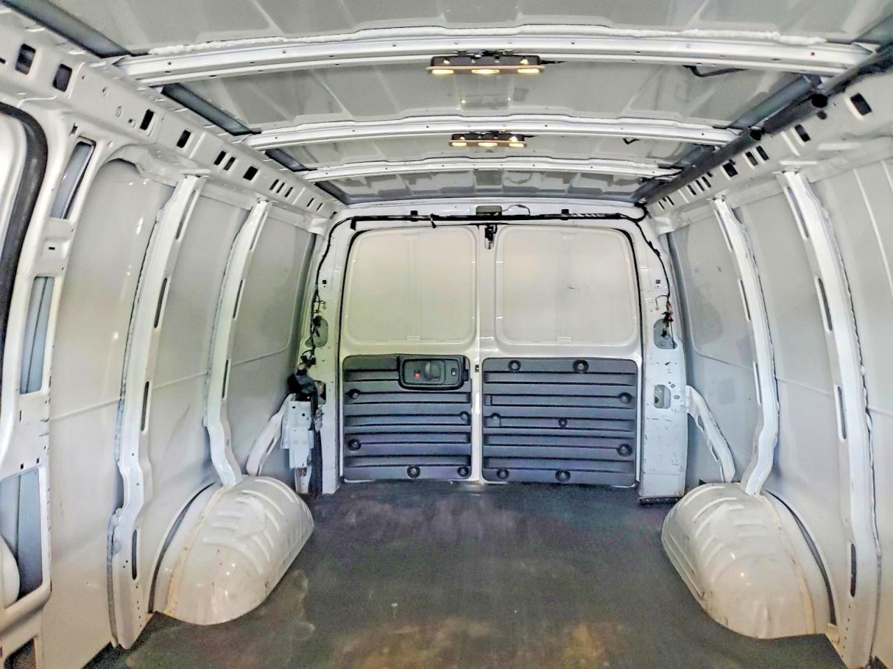 2015 Chevrolet Express G3500 - zdjęcie 10